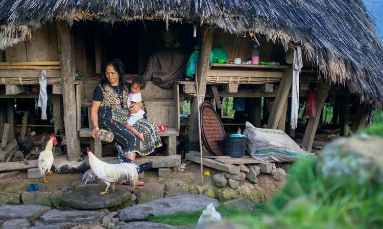 Frau mit Kleinkind: Flores' beschauliches Dorfleben