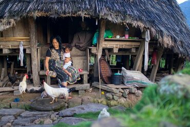 Frau mit Kleinkind: Flores' beschauliches Dorfleben