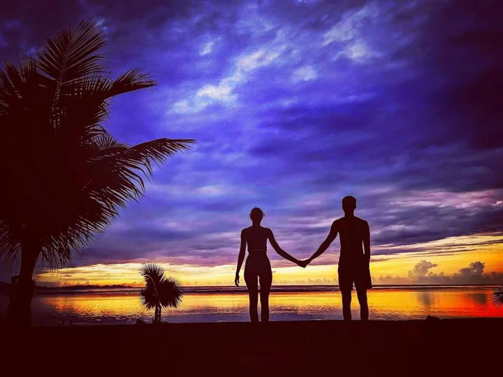 Coconut Garden Beach Resort, Flores, Indonesia: Couple on the beach at sunset
