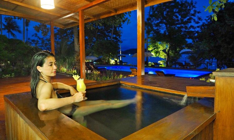 Dive into Lembeh Resort, Sulawesi: Onsen-Japanese whirpool