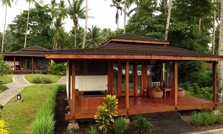  Sulawesi, Dive into Lembeh Resort: Ocean view bungalows