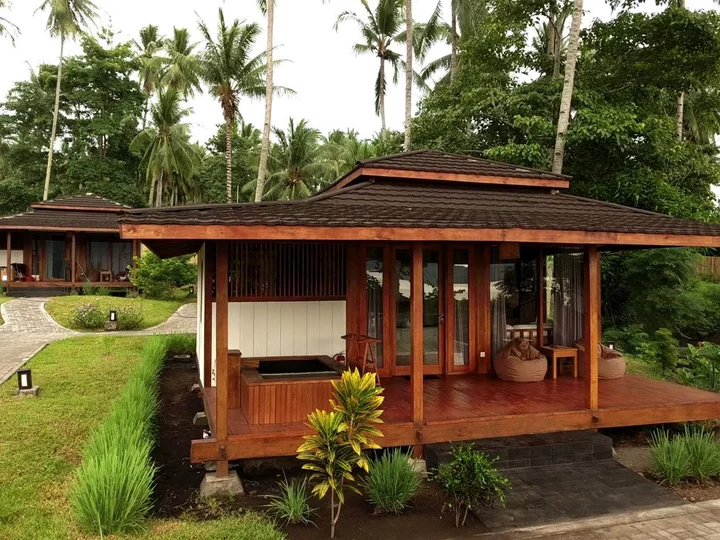  Sulawesi, Dive into Lembeh Resort: Ocean view bungalows