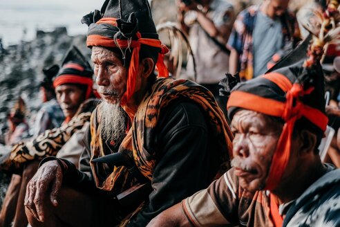 Zuschauer in traditioneller Kleidung beim Sumba Pasola Festival