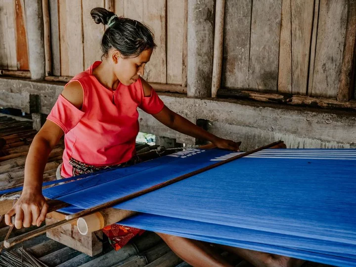 Sumba Island: Woman weaves traditional ikat fabric