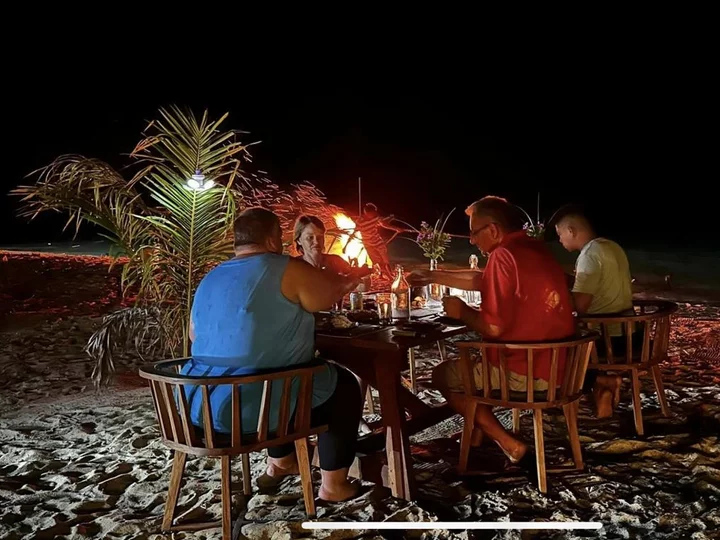 Indonesien, Morotai: Metita Resort - Strand Dinner