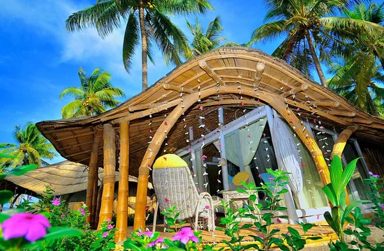 Beach Bungalow mit Terrasse im Coconut Garden Beach Resort, Insel Flores/ Indonesien