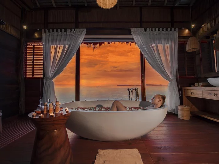 Spa im Sonnenuntergang - Papua Paradise Eco Resort, Raja Ampat 