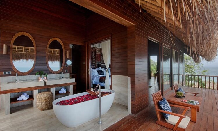 Indonesien, Insel Sumba: Lelewatu Resort, Hanging Bedroom Bad & Terrasse