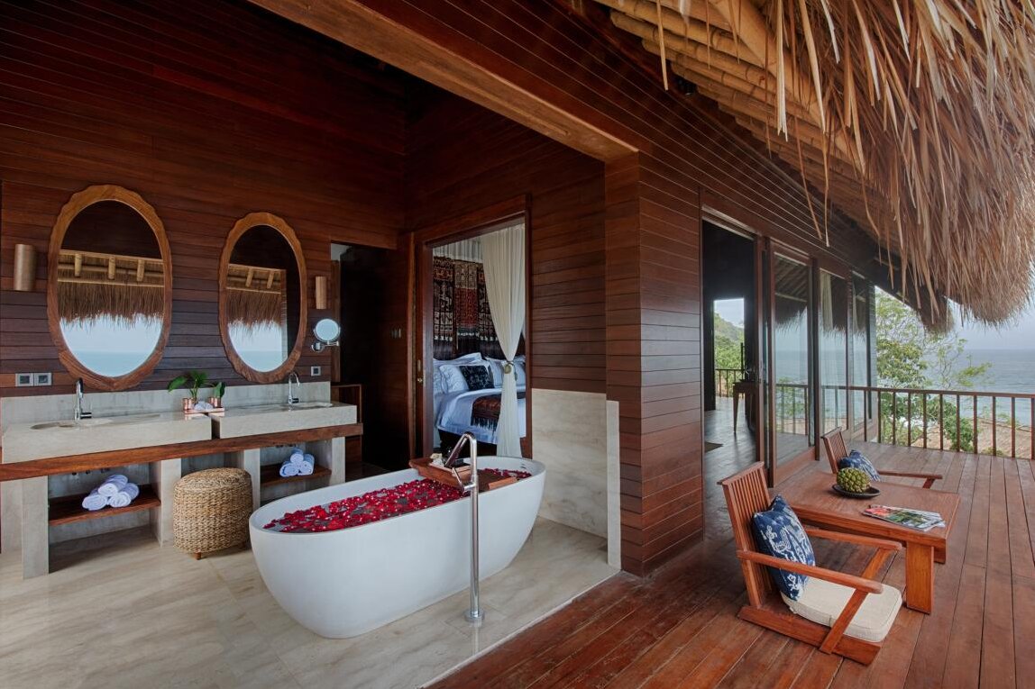 Indonesien, Insel Sumba: Lelewatu Resort, Hanging Bedroom Bad & Terrasse
