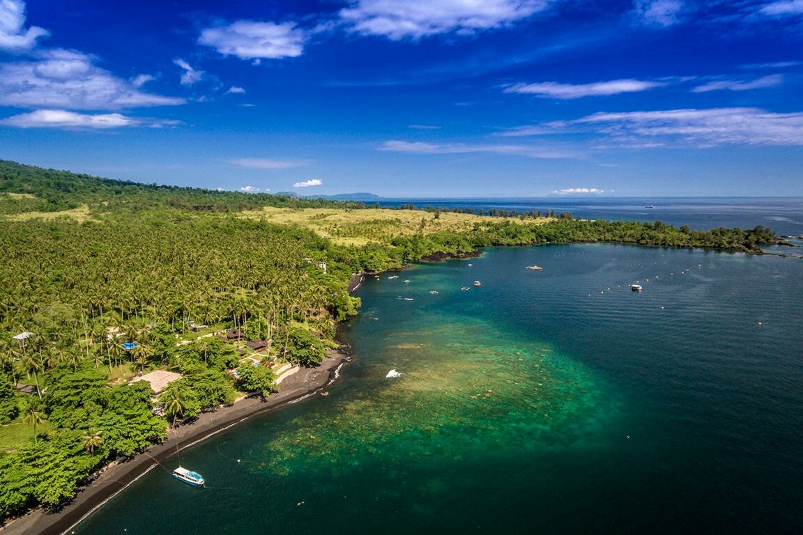 Sulawesi, Dive into Lembeh Resort: Ausblick über Resort und Lembeh Straits