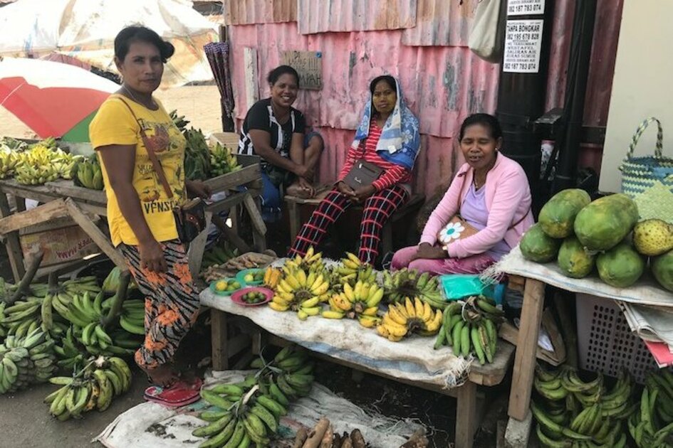 Molukken Gewürzinsel Ternate: Straßenszene mit Bananenverkäuferinnen