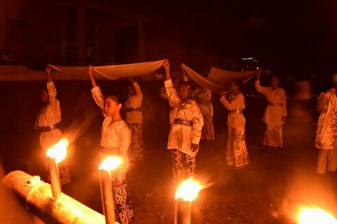 Molukken, Gewürzinseln I Moluccas, Spice Islands: Mädchen mit Fahnen & Fackeln, Tidore Festival I Girls with flags & torches, Tidore Festival