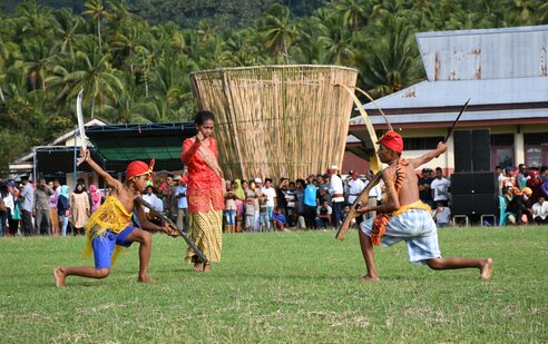Molukken - Halmahera Festival: Drei Tänzer I Three Dancers