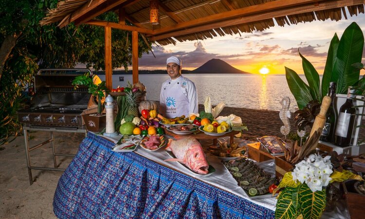 Dinner Buffet am Strand im Siladen Resort & Spa - Insel Sulawesi, Indonesien