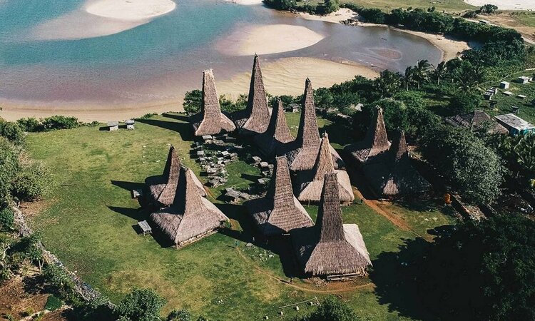 Indonesien, kleine Sundainsel Sumba: Das traditionelle Küstendorf Ratenggaro
