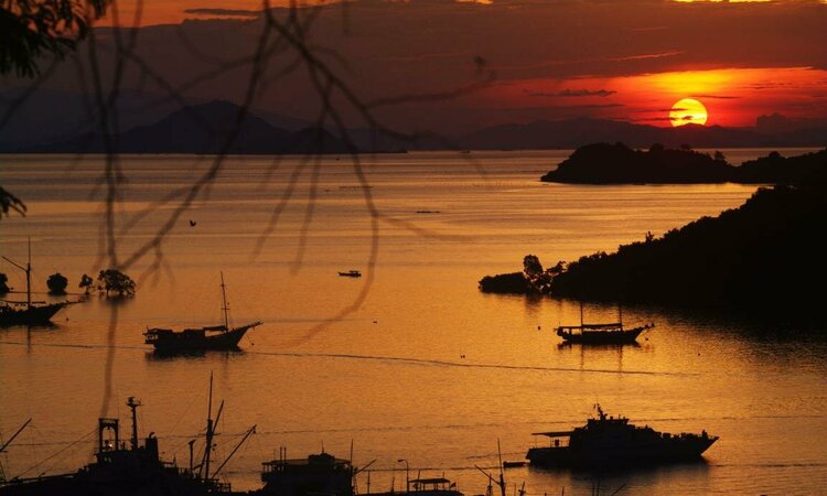 Bucht vor Labuan Bajo bei Sonnenuntergang