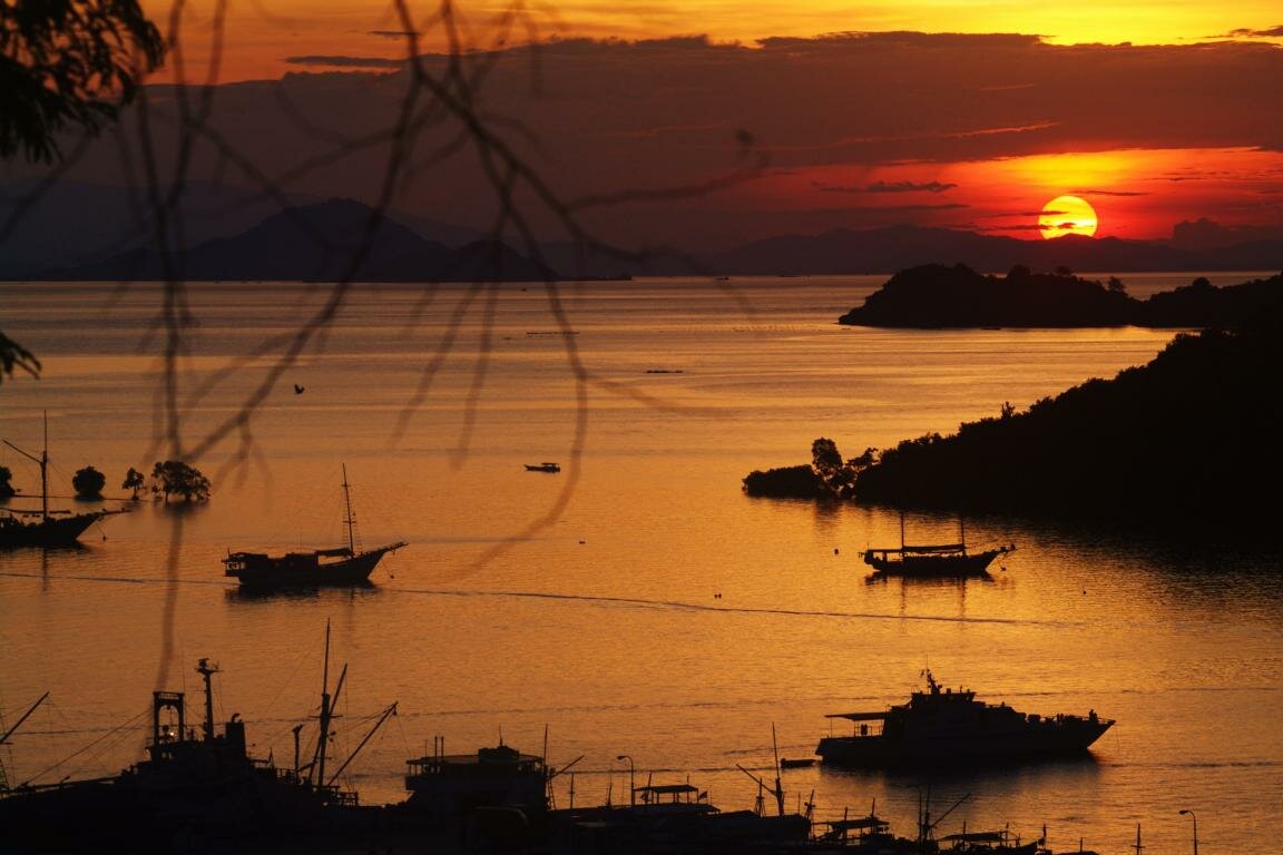 Bucht vor Labuan Bajo bei Sonnenuntergang
