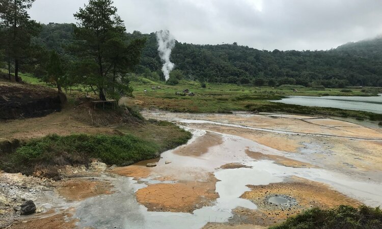 Sulawesi: Sulphurquellen als Zeichen vulkanischer Aktivität