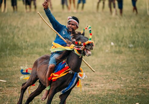 Siegreicher Reiter beim Pasola Festival auf der Insel Sumba