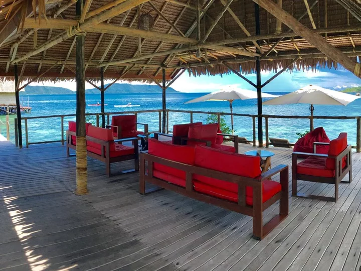 Papua Explorers Dive Resort: Lounge with ocean view
