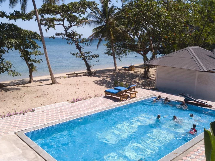 Sulawesi: White Sands Beach Resort Lembeh - Resort pool