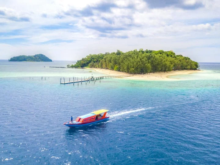 Saronde Island Resort, Sulawesi: Boat off coast at sunset