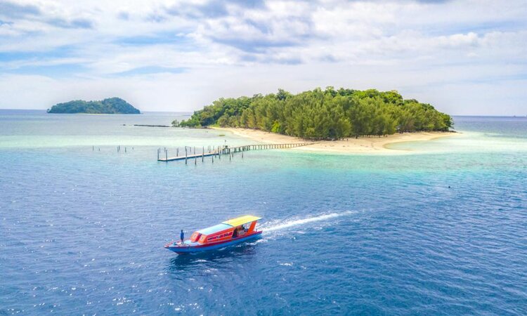 Saronde Island Resort, Sulawesi: Boat off coast at sunset