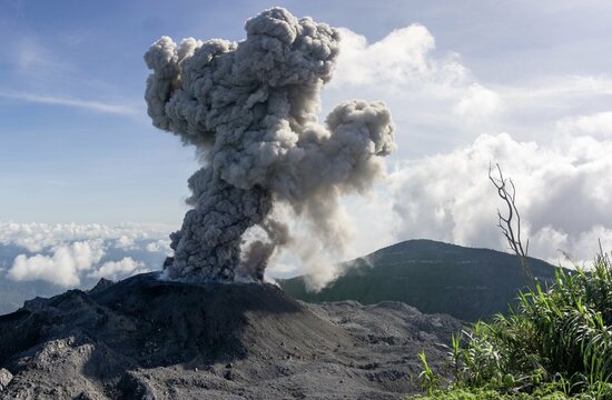 Dicke Rauchwolken steigen aus dem Vulkan Ibu auf Halmahera