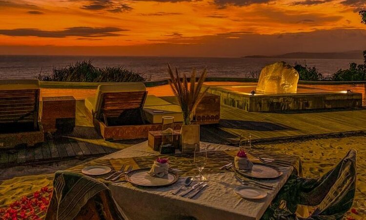Sumba Island, Indonesia: Lelewatu Resort: Restaurant at sunset