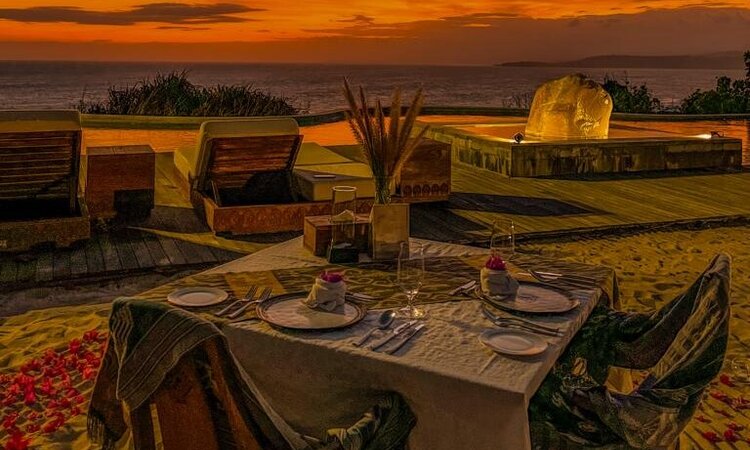 Insel Sumba, Indonesien: Lelewatu Resort: Restaurant bei Sonnenuntergang