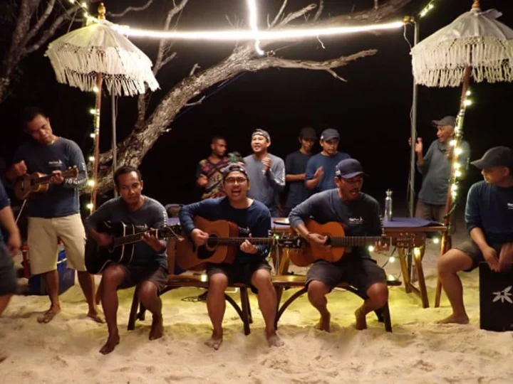 sailing cruise in Indonesia: Crew band singing at dinner