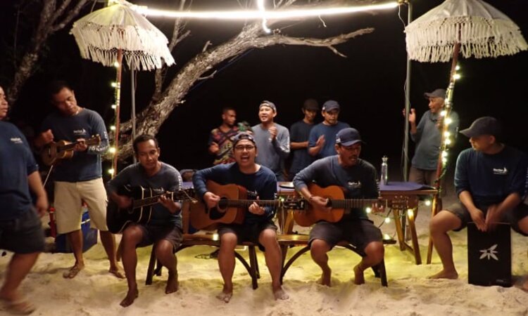 sailing cruise in Indonesia: Crew band singing at dinner