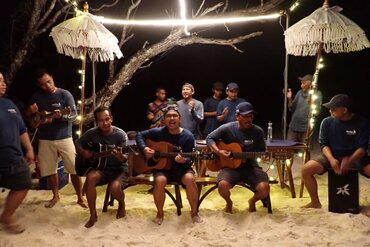 Segeltour in Indonesien: Crew Band singt zum Abendessen