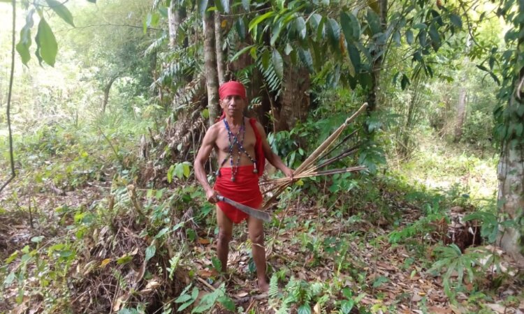 Molukken, Insel Seram: Mitglied des Alifuru Stammes im Dschungel