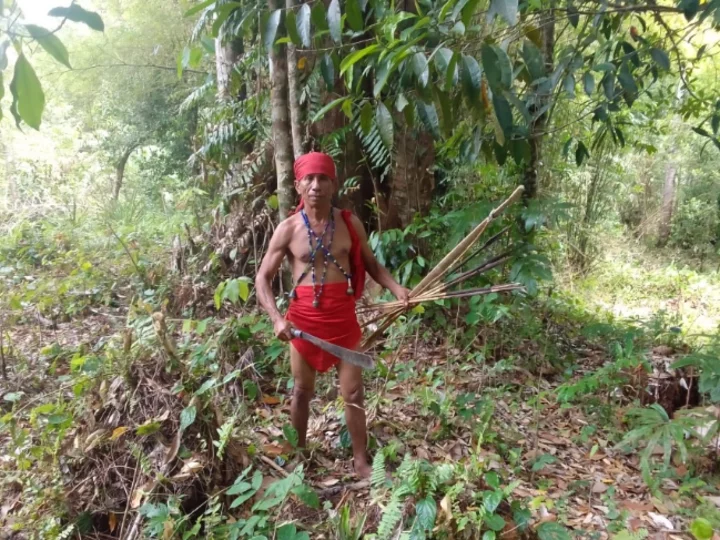 Molukken, Insel Seram: Mitglied des Alifuru Stammes im Dschungel
