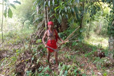 Molukken, Insel Seram: Mitglied des Alifuru Stammes im Dschungel