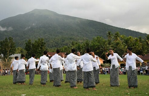 Molukken - Halmahera Festival: Frauentanzgruppe vor Gamkonora I Women's dance group in front of Mt. Gamkonora 