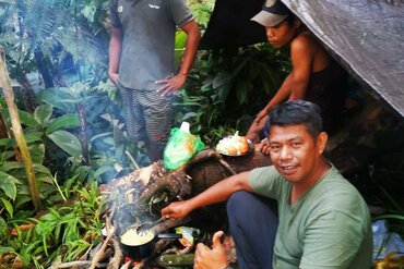 Moluccas: Jungle trekking tour lunch at tent camp