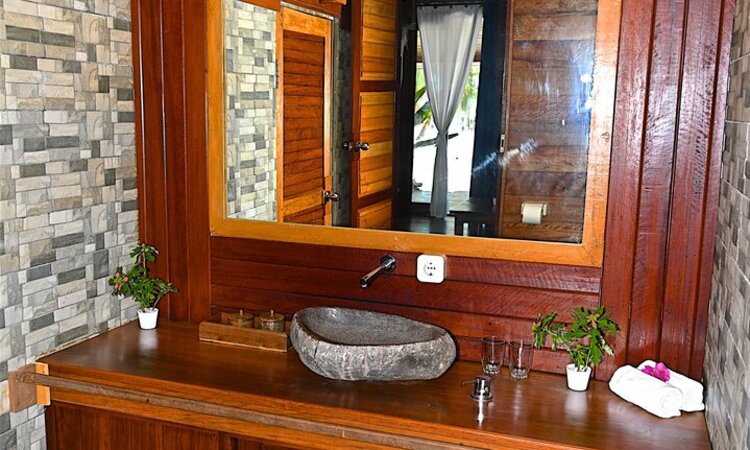 Agusta Eco Resort Raja Ampat: Bad im Superior Cottage