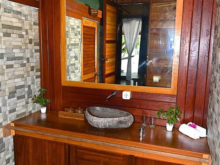 Agusta Eco Resort Raja Ampat: Bad im Superior Cottage