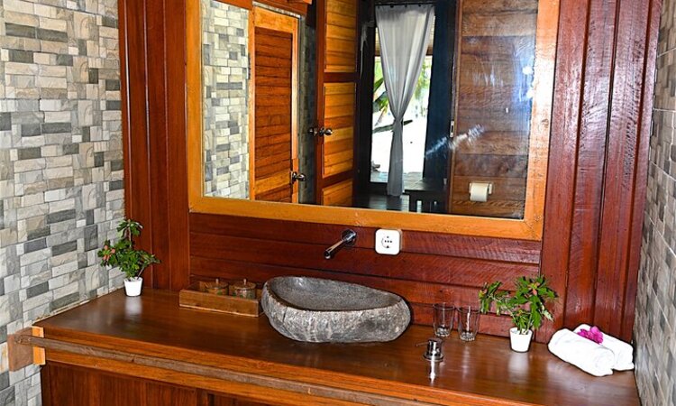  Agusta Eco Resort Raja Ampat: Bathroom in Superior Cottage