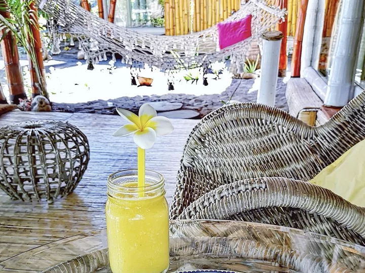 Coconut Garden Beach Resort, Flores Island: Cocktail on bungalow terrace