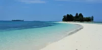 Molukken Gewürzinsel Morotai: West-Pazifikinsel mit weißem Sandstrand