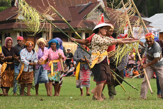 Frauen tanzen bei einem Festival auf Halmahera
