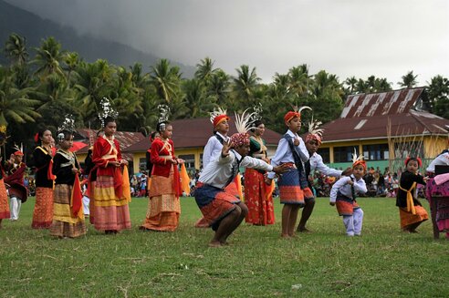 Halmahera Festival: Molukkische Tanzgruppe in traditioneller Kleidung I Moluccan dance group in traditional dress 