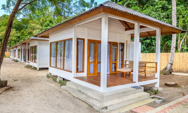Sulawesi: White Sands Beach Resort Lembeh - Bungalowanlage