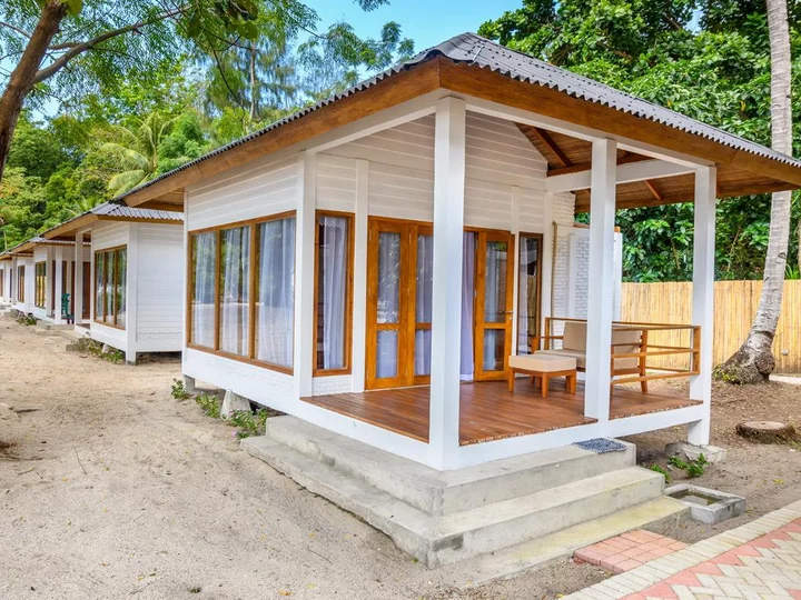  Sulawesi: White Sands Beach Resort Lembeh - Bungalow resort