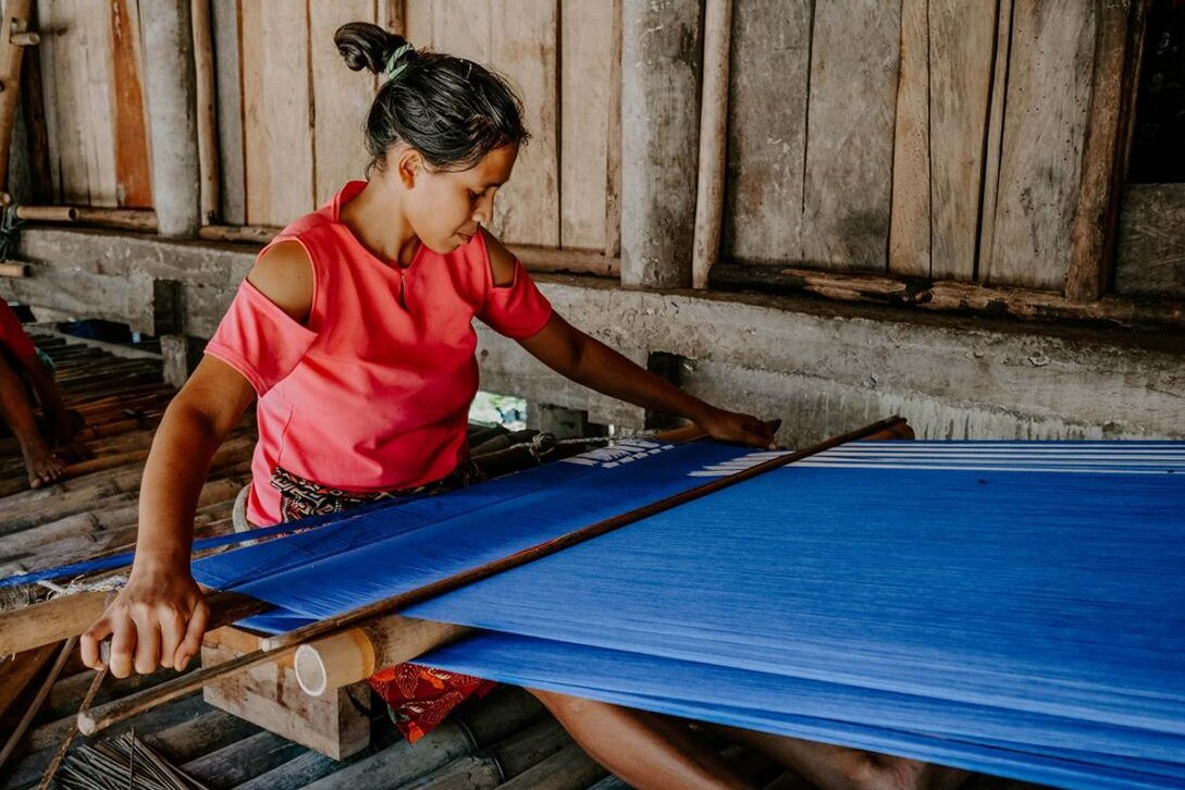 Insel Sumba: Frau webt traditionellen Ikatstoff