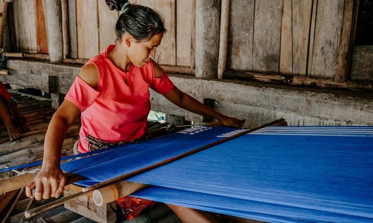 Sumba Island: Woman weaves traditional ikat fabric