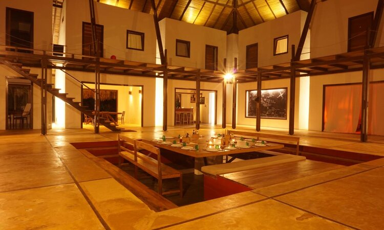 Coral Eye Resort, Bangka Island: Common room with dining table